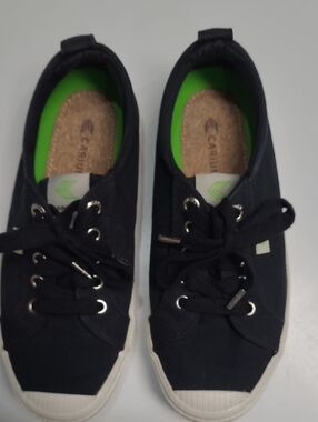Cariuma OCA Low Black Canvas Lace-Up Sneakers with Green Insole - Size 6.5